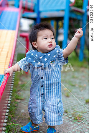 公園で遊ぶ乳幼児 58802244