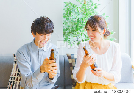 結婚生活 人物 男女 夫婦 カップル 新婚 休日 同棲 仲良し 若夫婦 家飲み 笑顔 新居 不動産 結婚生活 人物 男女 夫婦 カップル 新婚 休日 同棲 仲良し 若夫婦 家飲み 笑顔 新居 不動産 58802280