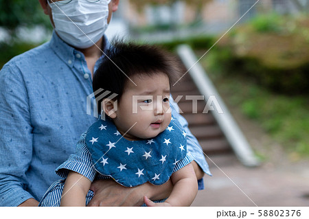 公園で遊ぶ親子 58802376