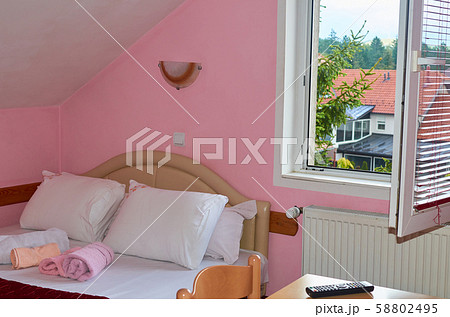 Bed, pillows and sheets 58802495