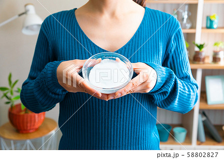 重曹を持つ女性　様々な用途 58802827