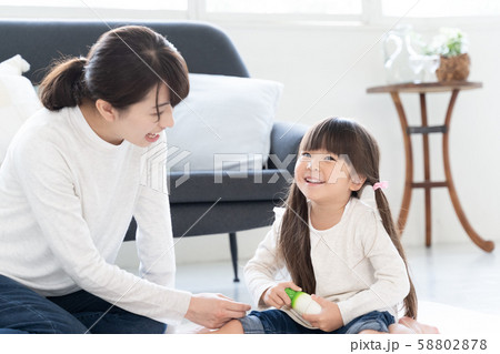 ファミリー 積み木遊び ファミリー 積み木遊び 58802878