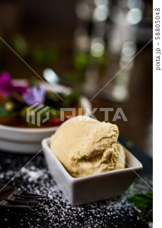 dessert Creme brulee 58805048