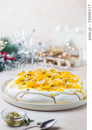 Meringue cake Pavlova Meringue cake Pavlova 58806517