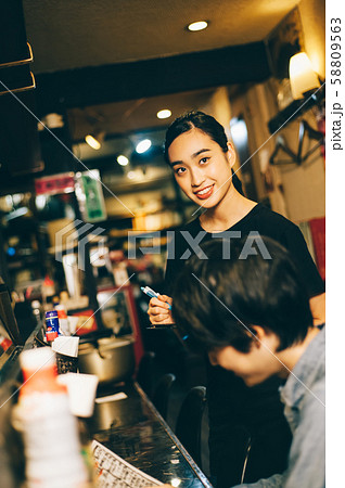 スタッフ　アルバイト　居酒屋 58809563