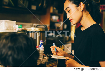 スタッフ　アルバイト　居酒屋 58809659
