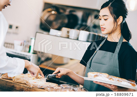 ベーカリー　パン屋　スタッフ　アルバイト 58809671