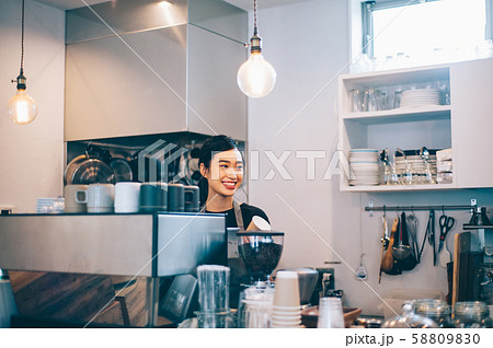 カフェ　スタッフ　アルバイト 58809830