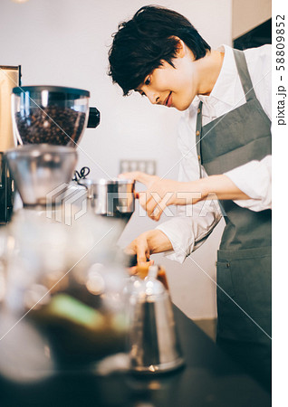 カフェ　スタッフ　アルバイト 58809852