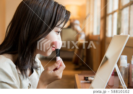 メイクをする若い女性　チーク 58810102