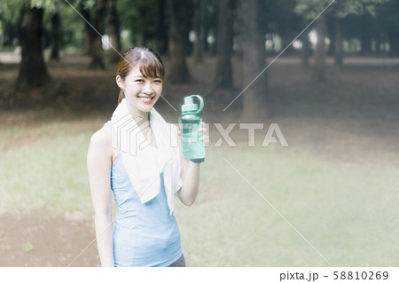 女性 スポーツ ビューティー 水分補給 女性 スポーツ ビューティー 水分補給 58810269