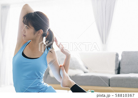 女性　スポーツ　ビューティー　ヨガ 58810367