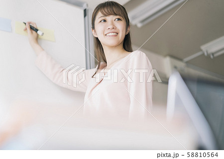 女性 ビジネス ビジネスウーマン 女性 ビジネス ビジネスウーマン 58810564