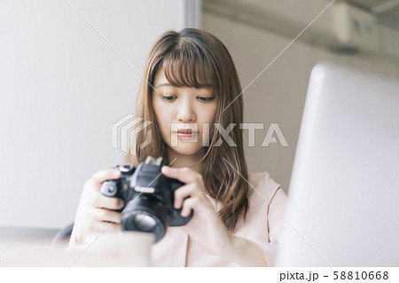 女性 ビジネス ビジネスウーマン カメラ 女性 ビジネス ビジネスウーマン カメラ 58810668