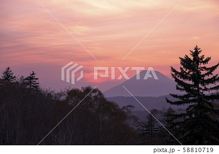 夕焼けの羊蹄山（中山峠からの眺め） 58810719