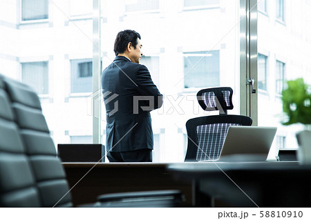 男性　社長　ビジネス　ビジネスマン　ミドル　オフィス 58810910