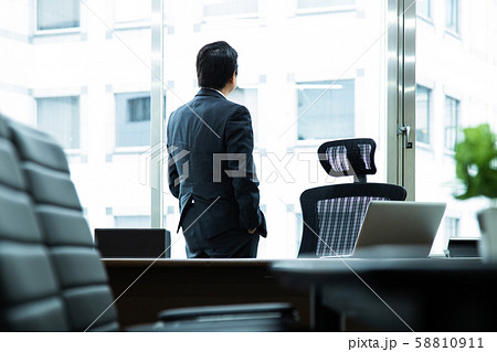 男性 社長 ビジネス ビジネスマン ミドル オフィス 男性 社長 ビジネス ビジネスマン ミドル オフィス 58810911