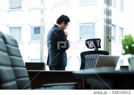 男性　社長　ビジネス　ビジネスマン　ミドル　オフィス 58810912