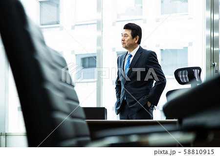 男性 社長 ビジネス ビジネスマン ミドル オフィス 男性 社長 ビジネス ビジネスマン ミドル オフィス 58810915