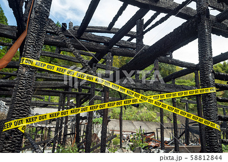 規制線を張った火災現場 58812844