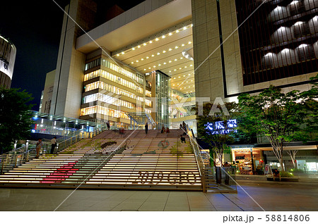 大阪駅北口大階段とノースゲートビルディング うめきた広場の写真素材