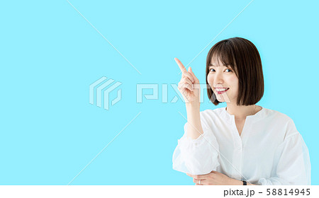 指さす女性  58814945