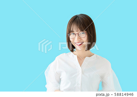 メガネをかけた女性 58814946