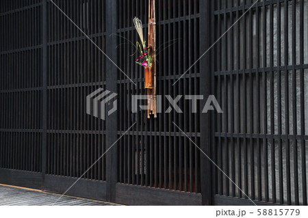 富山 越中八尾の諏訪町本通りの千本格子の写真素材 58815779 Pixta
