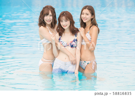 プールで楽しむ女性 プールで楽しむ女性 58816835