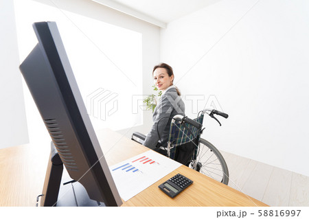 車椅子に乗って仕事をする外国人の女性 58816997