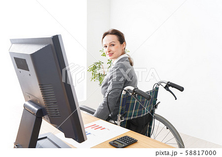 車椅子に乗って仕事をする外国人の女性 58817000