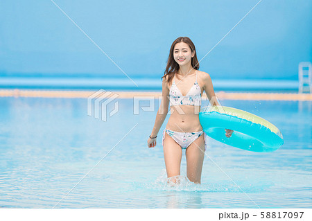 プール　女性 58817097