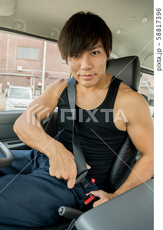 ガテン系 働く男性 シートベルト セーフティドライブ ガテン系 働く男性 シートベルト セーフティドライブ 58817396