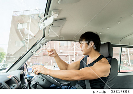 ガテン系　働く男性　指差し確認　セーフティドライブ 58817398