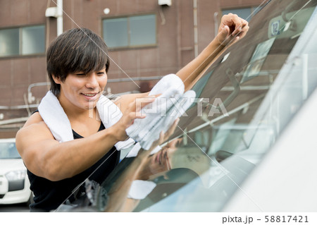 ガテン系　働く男性　社用車　磨く 58817421