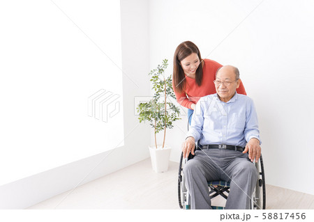 高齢者の介護をする女性 58817456