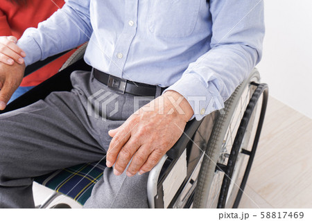 高齢者の介護をする女性 58817469
