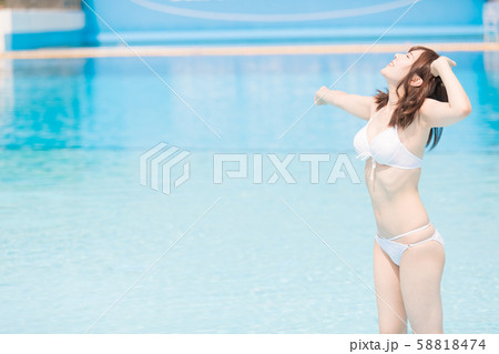 プール　女性 58818474