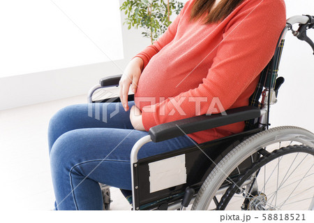 車いすに乗る妊婦の写真素材