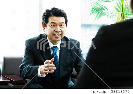 男性 社長 会議 ビジネス ビジネスマン ミドル オフィス 男性 社長 会議 ビジネス ビジネスマン ミドル オフィス 58818570