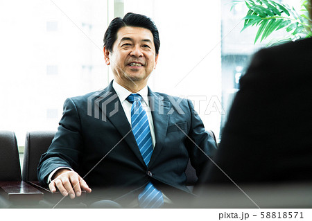 男性 社長 会議 ビジネス ビジネスマン ミドル オフィス 男性 社長 会議 ビジネス ビジネスマン ミドル オフィス 58818571