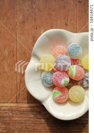 和食器に盛ったカラフルな飴玉 和食器に盛ったカラフルな飴玉 58818671
