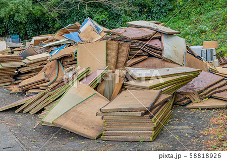 台風による浸水により廃棄された大量の災害ゴミ 58818926