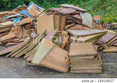 台風による浸水により廃棄された大量の災害ゴミ 58818927
