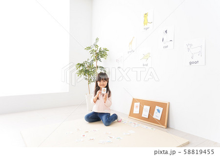 英語のお勉強をする子ども 58819455