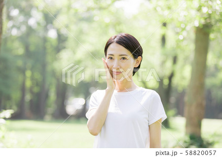若い女性　美容イメージ 58820057