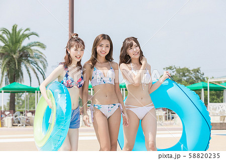 プールを楽しむ女性 プールを楽しむ女性 58820235