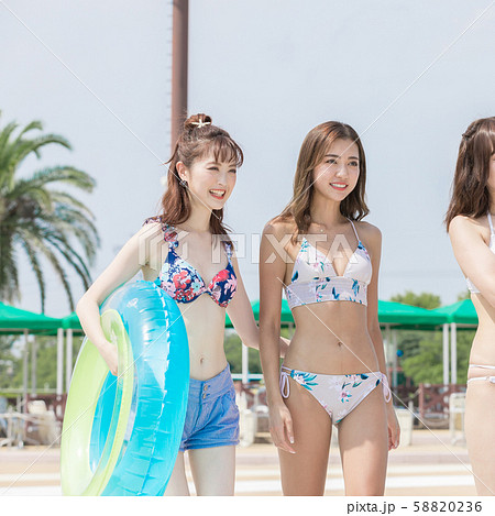 プールを楽しむ女性 プールを楽しむ女性 58820236