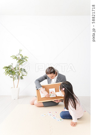 英会話レッスンを受ける子ども 58821718