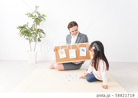 英会話レッスンを受ける子ども 58821719